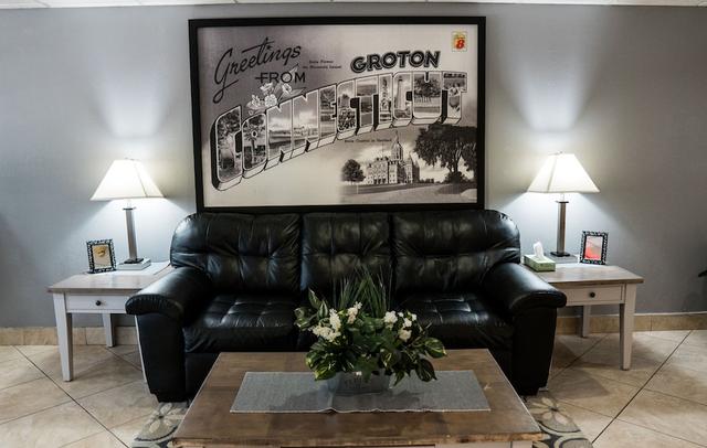 Super 8 by Wyndham Groton