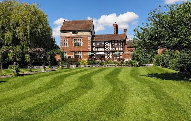 Albright Hussey Manor