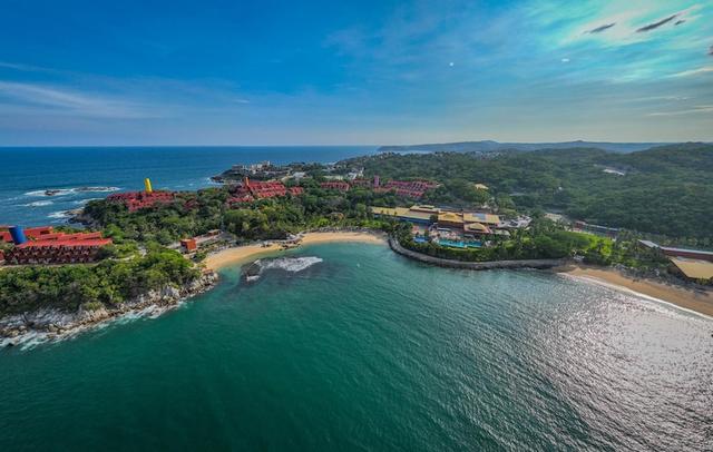 Las Brisas Huatulco – All Inclusive