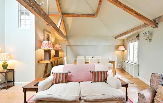 Traditional Mews Home in Westminster w/ Parking