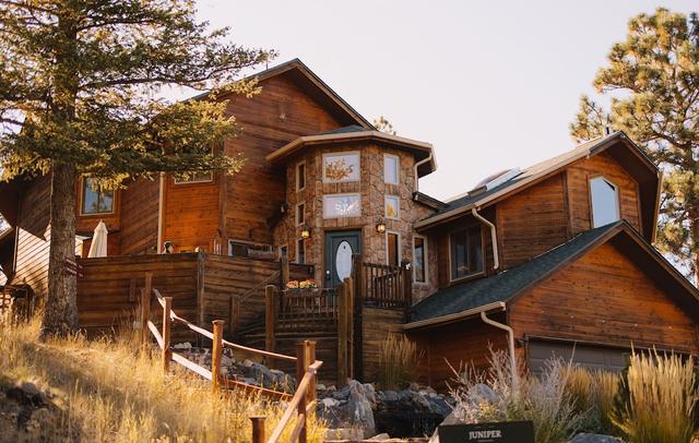 Juniper Lodge & Treehouses