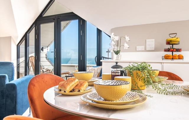 Elliot Oliver - Luxury Penthouse Apartment With Sea View