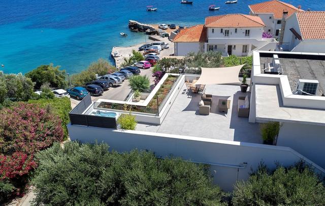 Exclusive Seafront Suites with hot tub