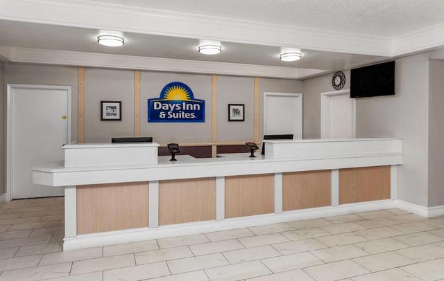 Days Inn & Suites by Wyndham Arlington Heights