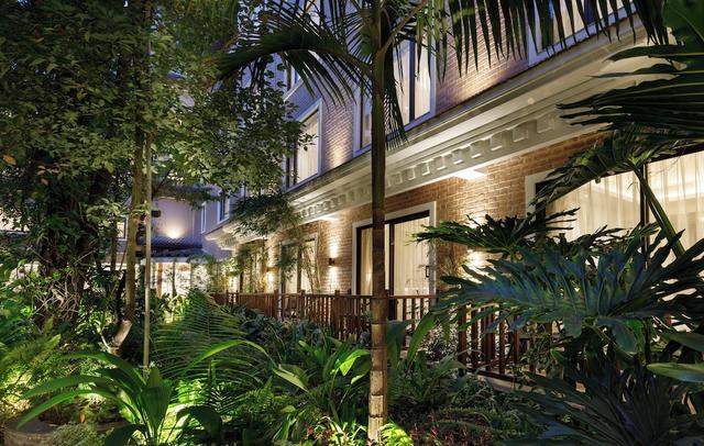 Hotel Thrive, A Tropical Courtyard
