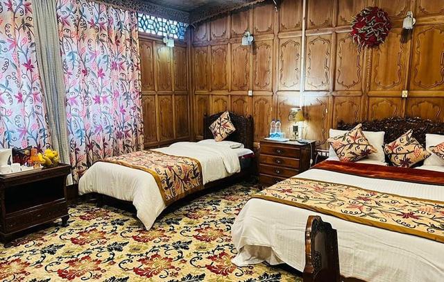 Floating Luxury Group Of Houseboats