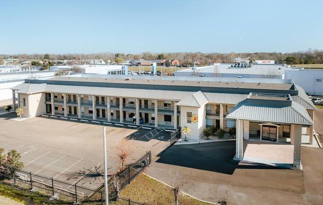 Super 8 by Wyndham Jackson MS Near the Fairgrounds