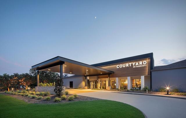 Courtyard by Marriott Addison Midway