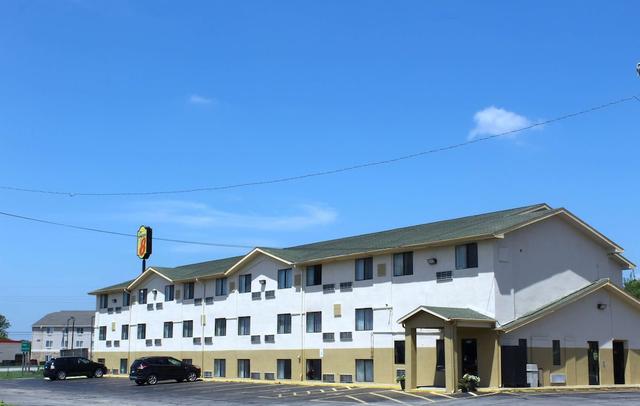 Super 8 by Wyndham Topeka/Wanamaker RD/I-70