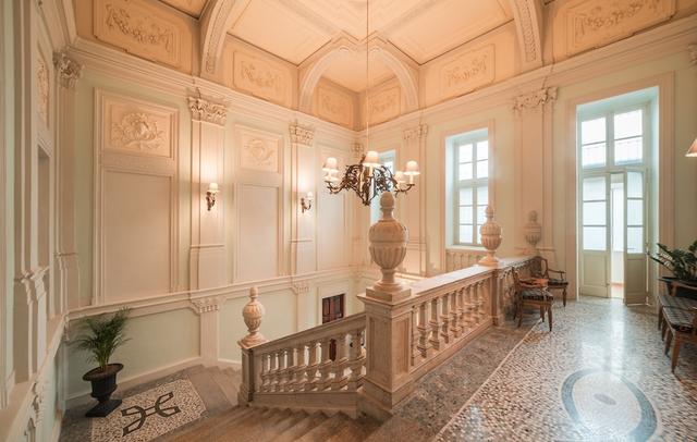 Royal Palace Luxury Suites & Hotel