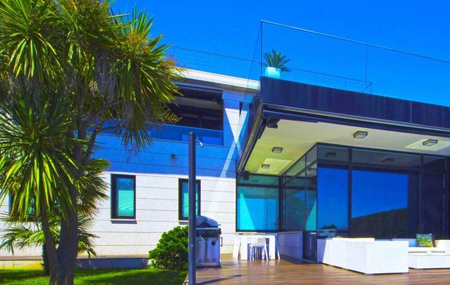 Posh Villa With Pool, Garden & Ocean Views in Sansenxo