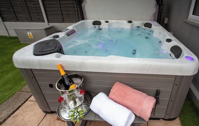 Seaside Cottage Hot tub & Games Room