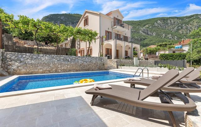 Apartments Mezini 11