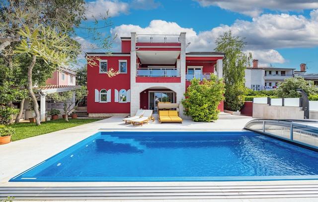 Apartment Ayni With Private Pool