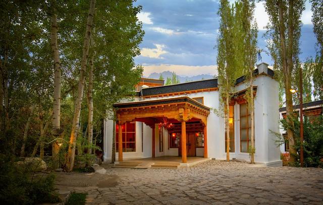 Lha - Ri - Sa Resort