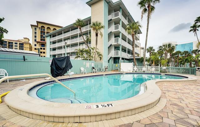 2 Blocks to Clearwater Beach: Walkable Coastal Gem