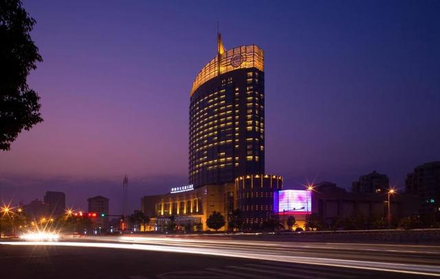 Huaqiao New Century Grand Hotel