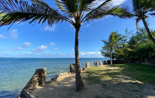 Cool Breeze Beachfront Apartments