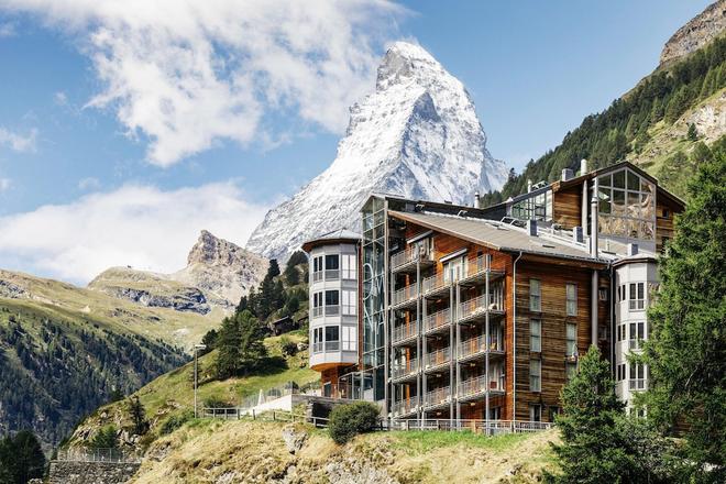 From Winter to Summer: Explore the Swiss Mountains