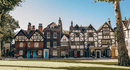 First Access Tower of London Tour Before the Crowds with Crown Jewels & Thames River Cruise