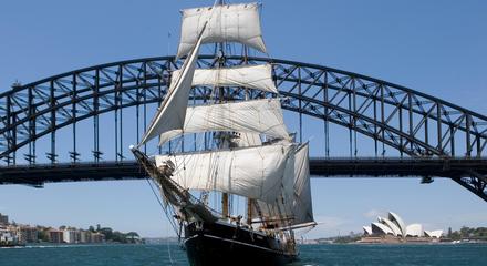 Sydney: Historical Convict, Castles & Sparkling Wine Walking Tour & Tallship Cruise Experience on Sydney Harbour