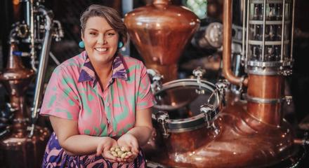 5-Hour Distilleries Tour with Outback Gourmet Meal & Sightseeing