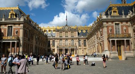 Closing Time at Versailles: Small-Group Palace Tour After the Crowds with Garden Show from Paris