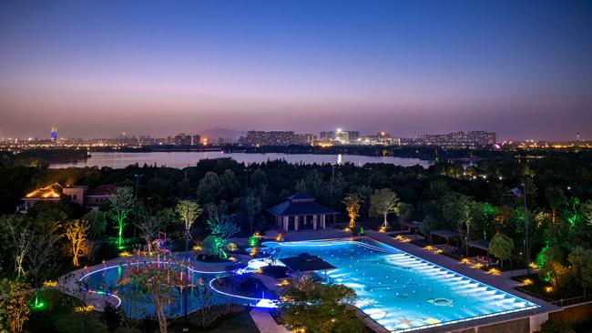 China Stunning Waterfront Huzhou Escape with Huge Outdoor Swimming Pool