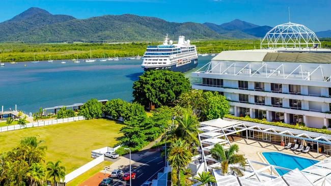 Pullman Cairns Luxury Escape with Rooftop Pool, Daily Breakfast ...