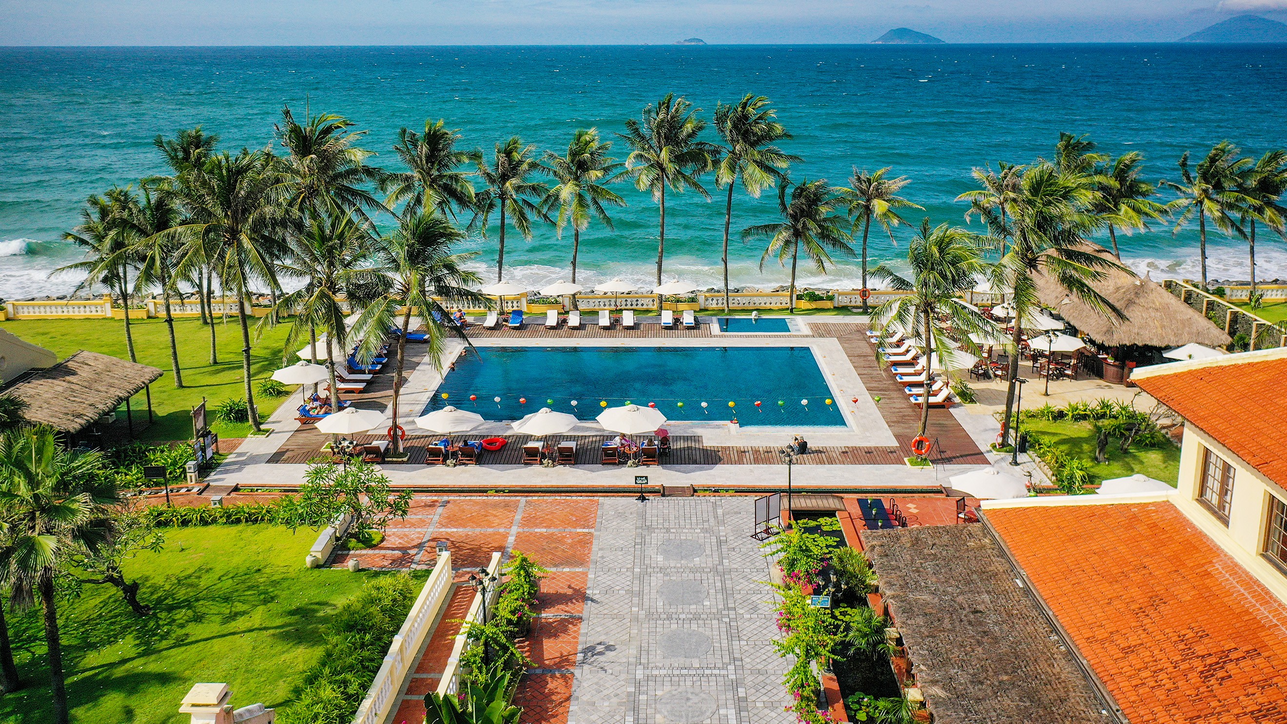Hồ bơi với lối ra bãi biển tại Victoria Hoi An Beach Resort & Spa, khu nghỉ dưỡng bãi biển Hội An