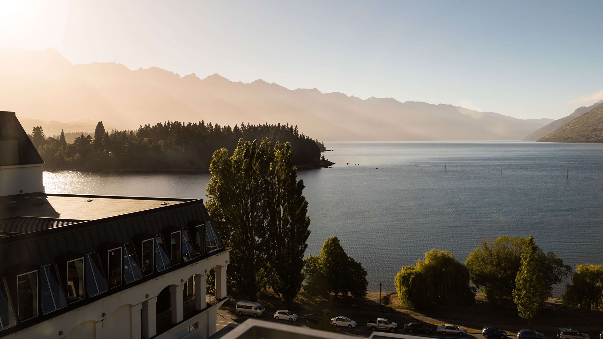 4-star hotel room with Lake Wakatipu view in Queenstown New Zealand