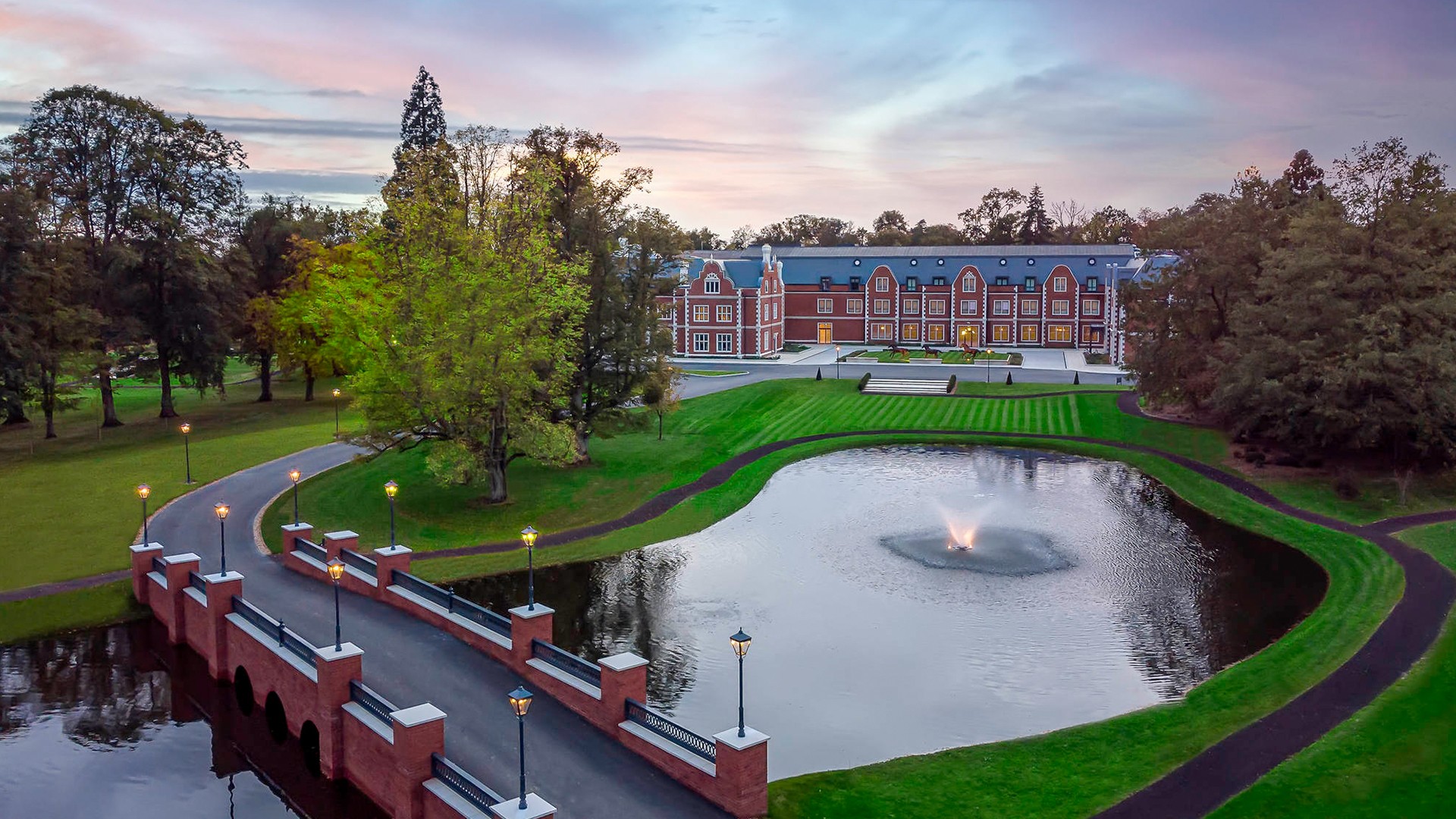 Heritage Windsor Countryside Elegance with Spa, Pool, Seven