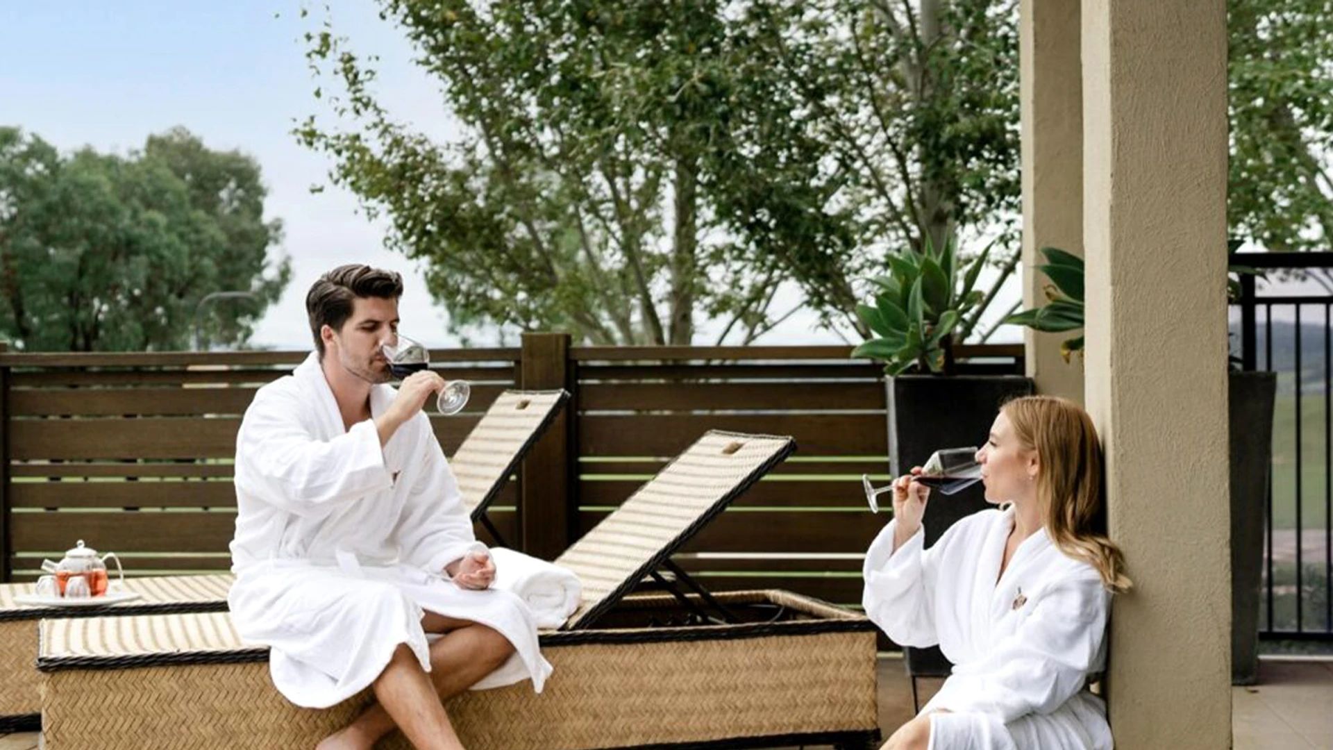 2.5-Hour Luxury Retreat for Two with Hydrolounge Session, Massage, Glass of Sparkling & Chocolates 3