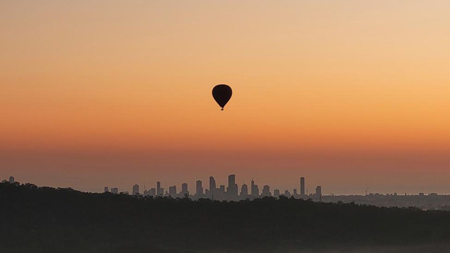 One-Hour Gold Coast Sunrise Hot Air Balloon Flight with Return Transfer & In-Flight Photography 3