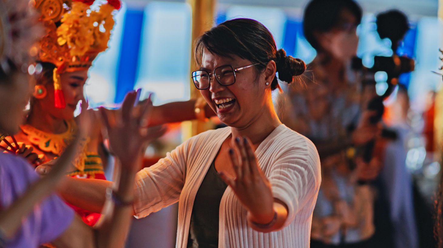 2.5-Hour Sunset Cruise with Buffet Dinner, Welcome Drink & Cultural Performances