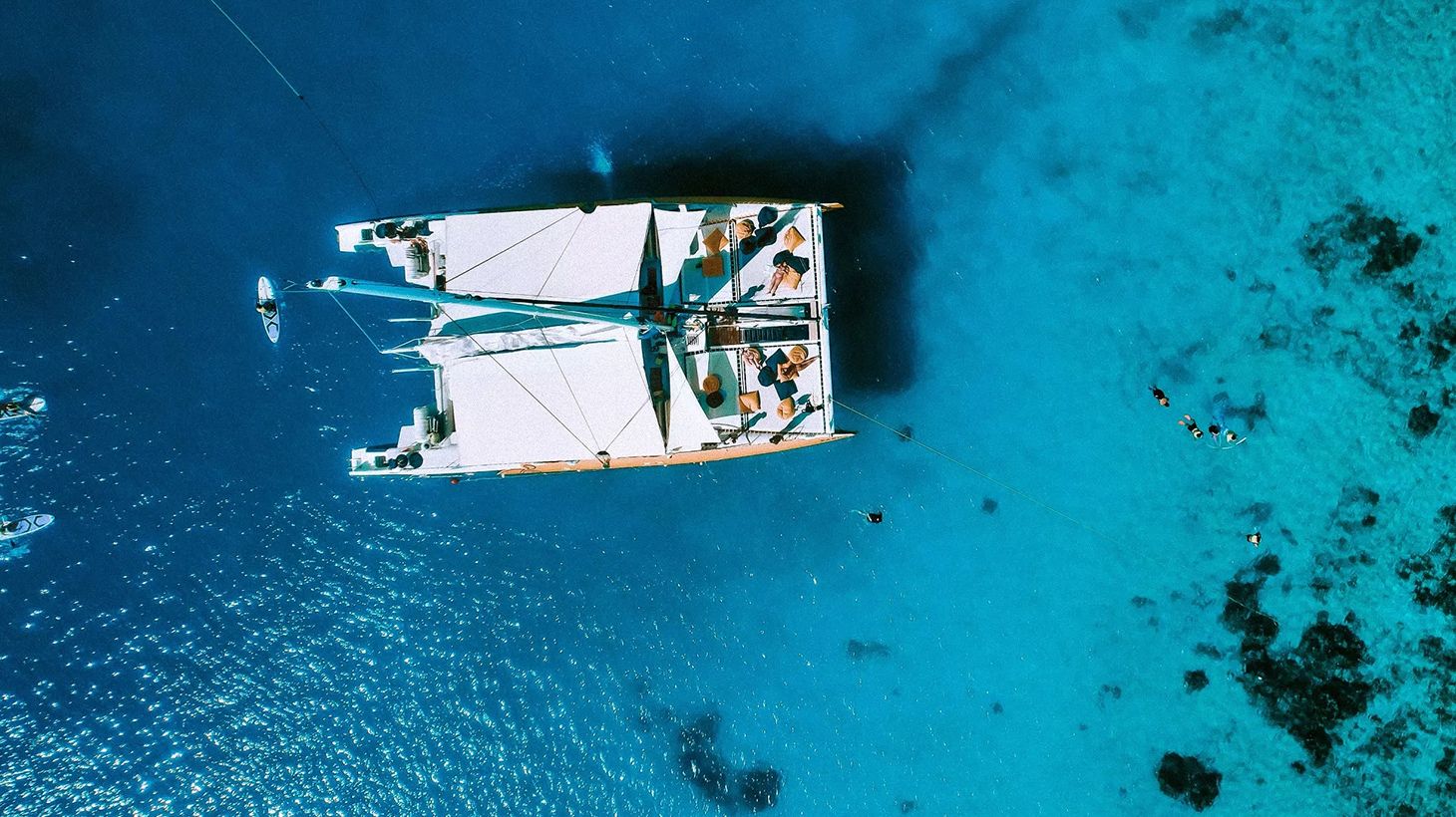Ganztägiges South Sea Sailing-Erlebnis mit Mittagsbuffet, Willkommenscocktail und Hin- und Rücktransfer
