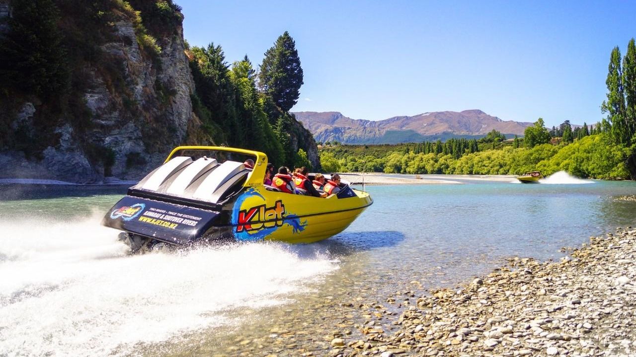 Excursion d’une journée complète en jet boat et dégustation de vins au départ de Queenstown, avec quatre dégustations et déjeuner