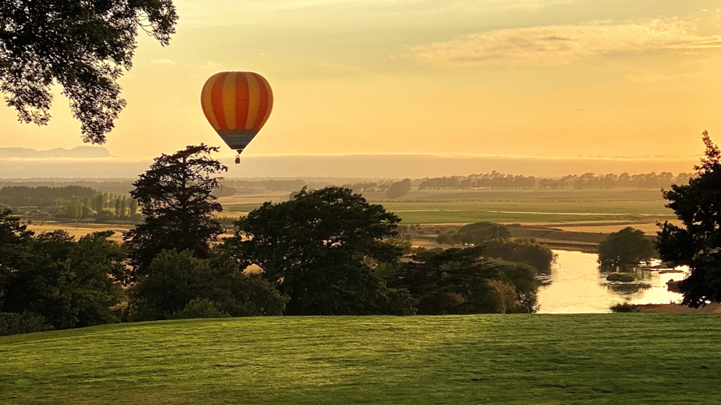 Perth: Sunrise Hot Air Balloon Flight including Breakfast and Roundtrip Tra...