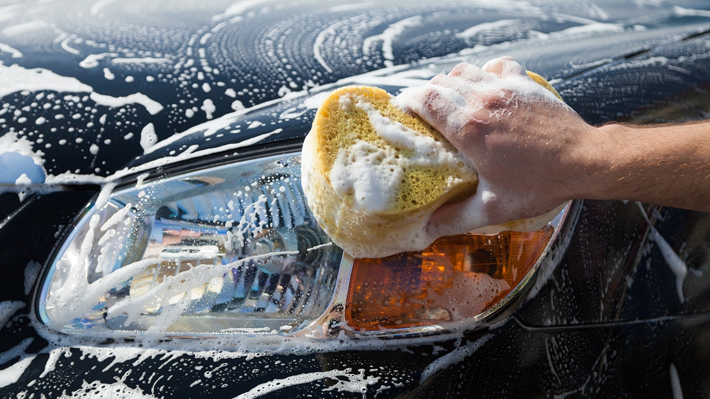 Когда можно мыть машину. Мытье машины. Машина в пене. Автомойка пена. Двухфазная мойка автомобиля.
