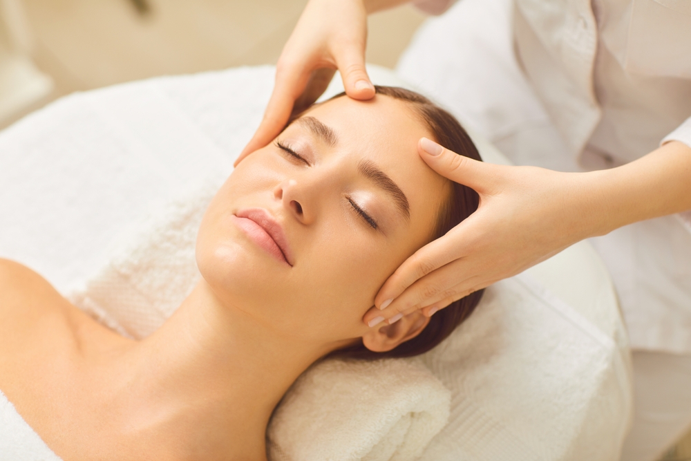 1hr Massage Or A 1hr Pamper Package Incl A Classic Facial And Eye Trio