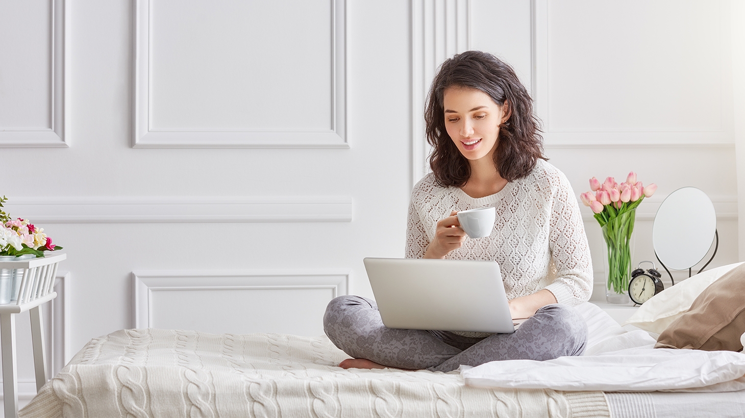 смарт педикюр в кресле реклайнере. комфорт клиент. консультация. банковский работник с клиентом. клиент банка.