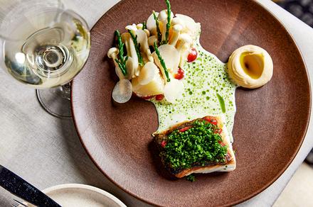Sydney: Four-Course Spring Dining Experience for Two at Silvester's in Sydney Harbour Marriott with Snacks & Welcome Cocktail