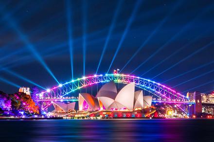 Sydney: 90-Minute Vivid Sydney Cruise with Buffet & Welcome Drink 