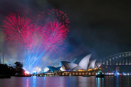 Sydney: New Year's Eve Sydney Harbour Fireworks Cruise with Buffet Dinner, Canapes & Free-Flowing Drinks