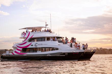 Sydney: Discover the Sparkling Scenery of Sydney Harbour on a Three-Hour Evening Cruise with Three-Course Dinner & Drinks