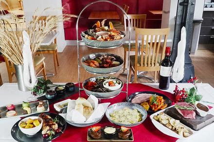 Christmas Time Seafood Table Feast with Wine in Darling Harbour