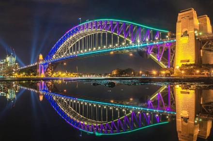 Sydney: Two-Hour Evening Vivid Sydney Cruise with Standing Buffet in Sydney Harbour