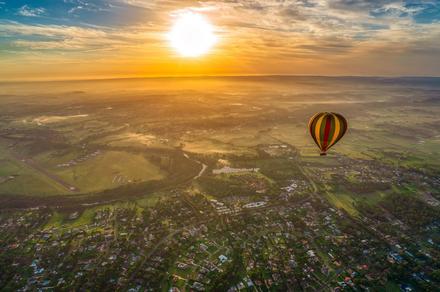 Camden: Scenic Sunrise Balloon Flight & Breakfast over Camden Valley