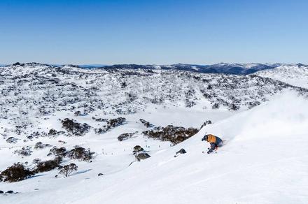 Sydney: Full-Day Perisher Ski Resort Visit with Discounted Equipment Hire & Overnight Return Transfers