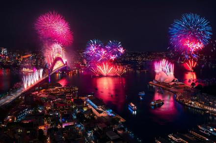 Sydney: Celebrate in Style aboard a New Year's Eve Harbour Cruise with Open Bar, Standing Buffet & Fireworks Views